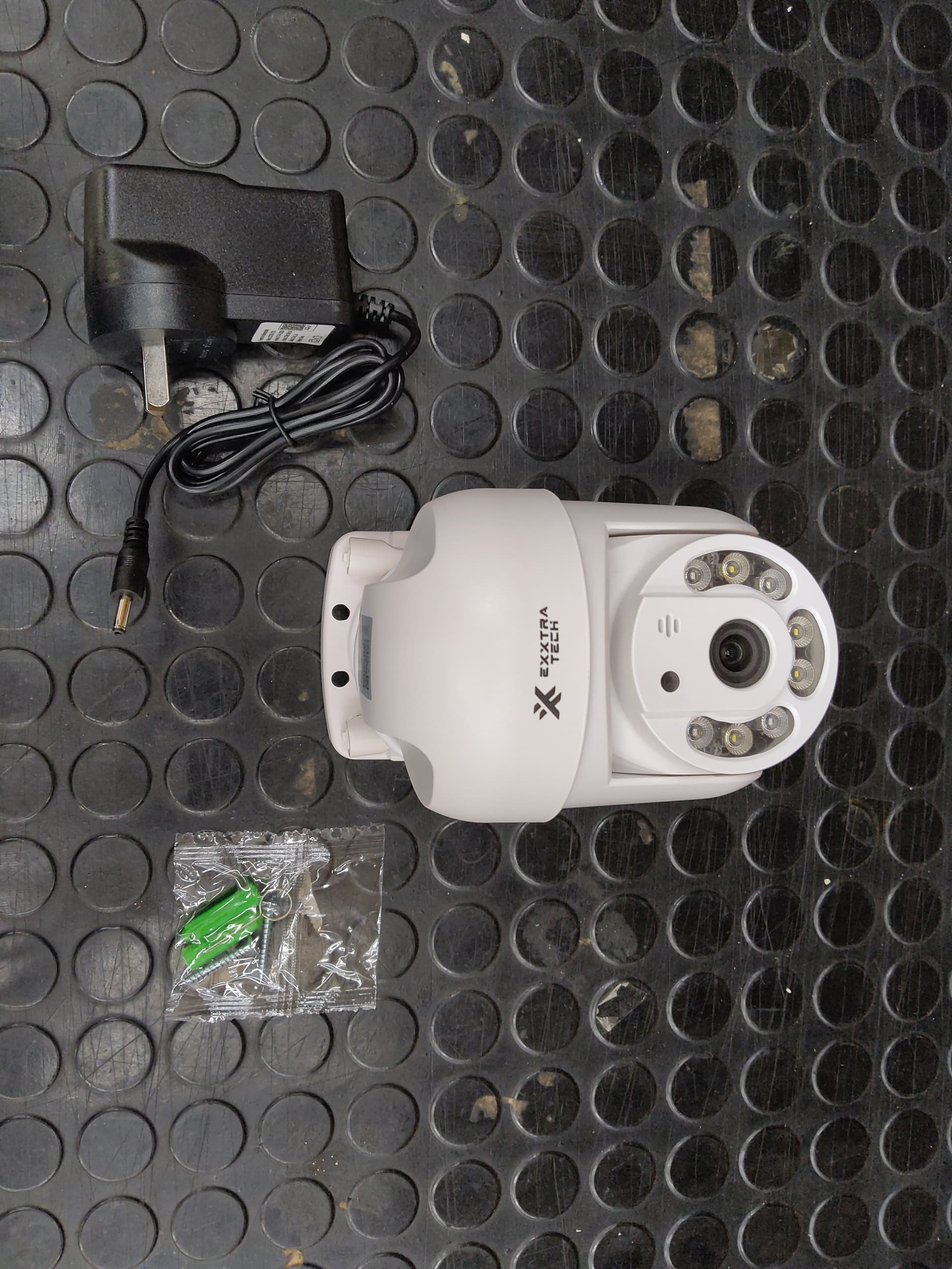 Foto real de recepción: cámara Exxtra Tech, fuente, tornillos y tarugos |CAMEXXSEG|
