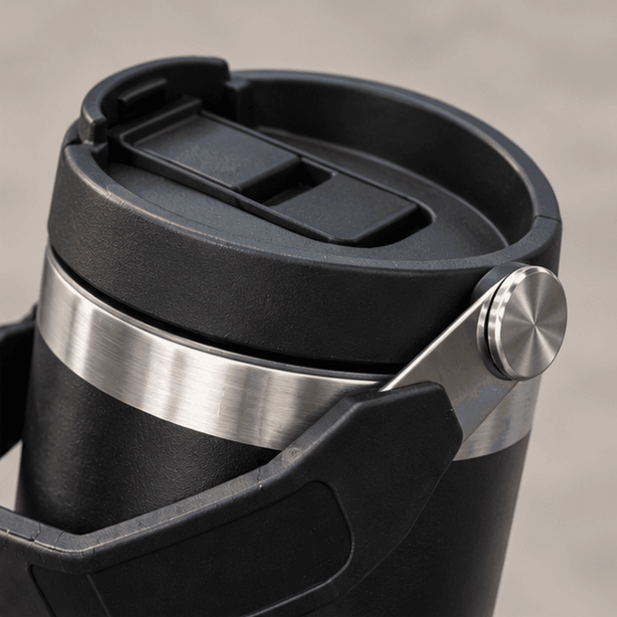 HANDOFF-48|VASTERMSIMILSTANN|03|337d79f79628|Vaso Térmico 900 ml con Tapa de 3 Posiciones y Asa - Negro - Detalle ampliado del producto