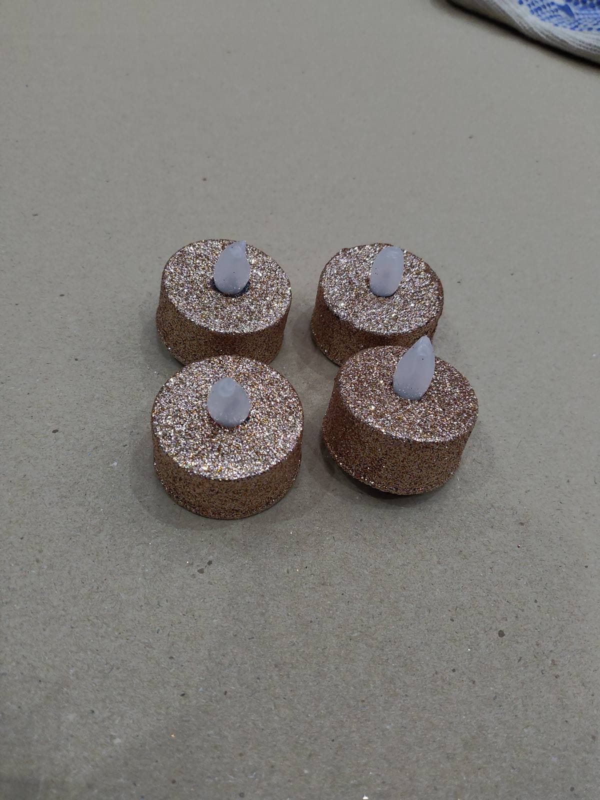 Foto real: set de 4 velitas LED con brillo dorado champagne, apagadas
