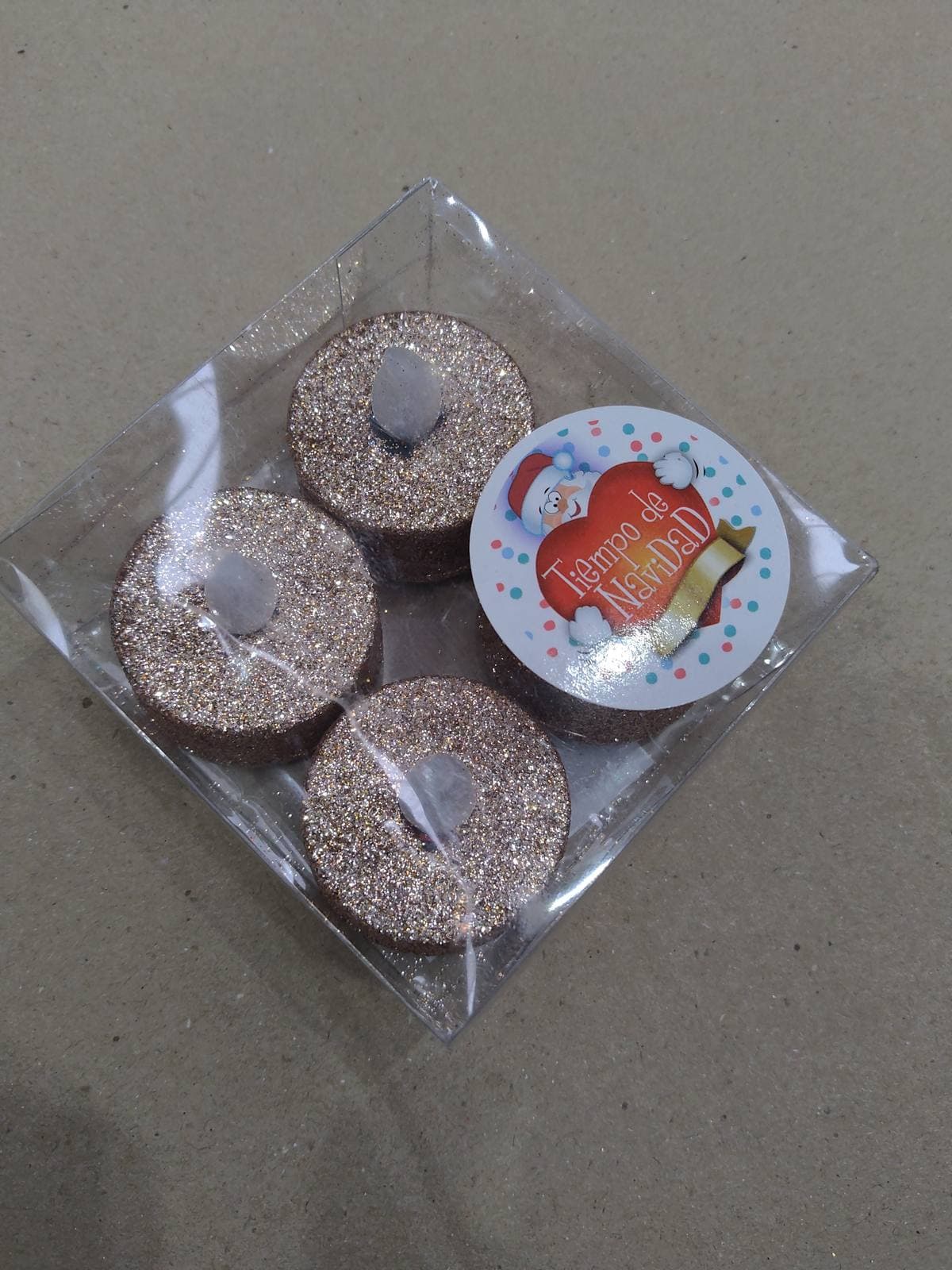 Foto real: set de 4 velitas LED doradas con brillo en su caja transparente